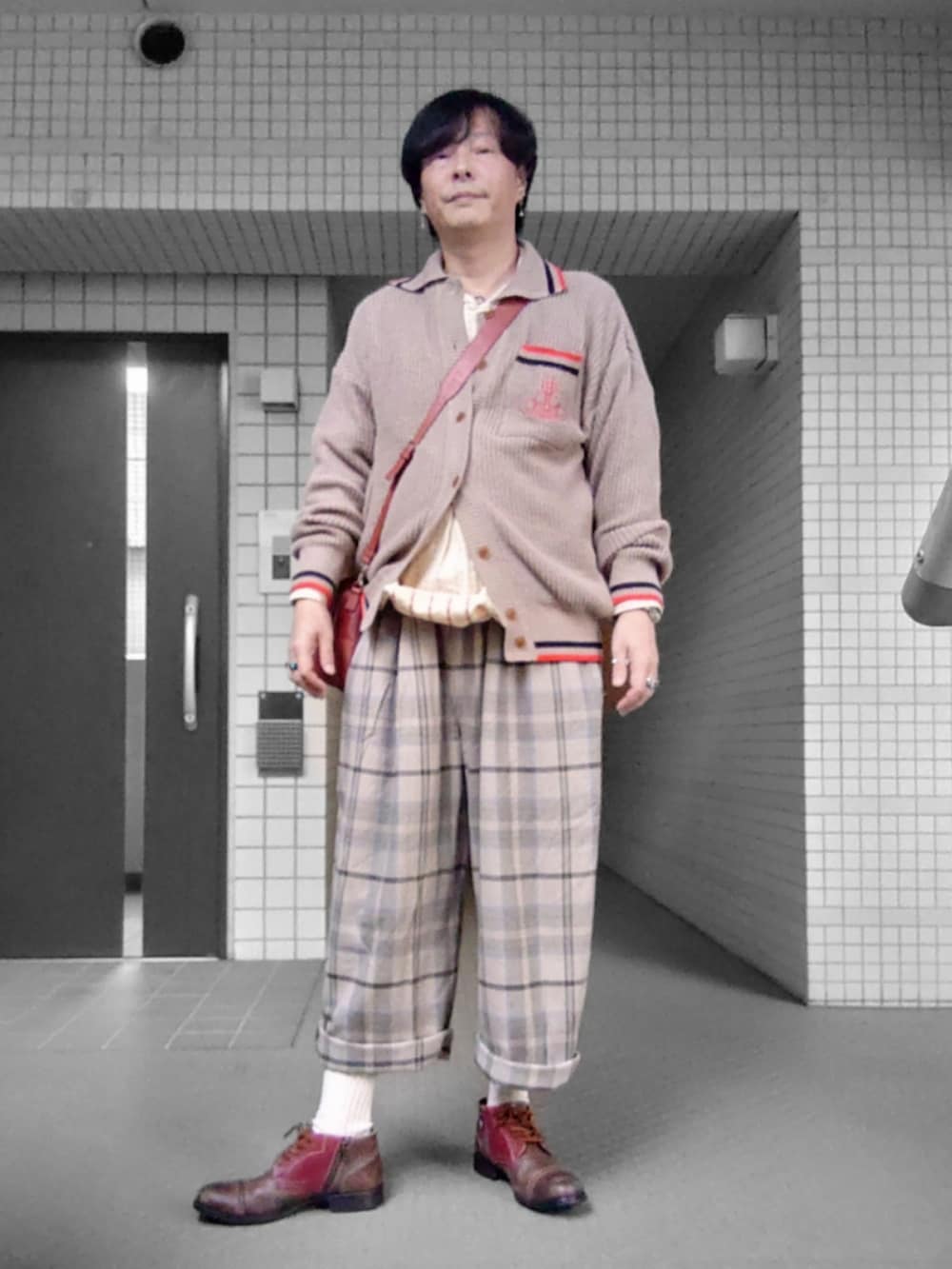 ベージュ系のニット/セーター、ベージュ系のその他パンツ、ゴールド系のピアス（両耳用）を着用したメンズの秋コーディネートの3枚目の写真