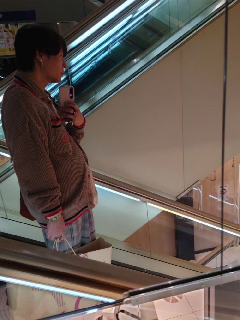 ベージュ系のニット/セーター、ベージュ系のその他パンツ、ゴールド系のピアス（両耳用）を着用したメンズの秋コーディネートの5枚目の写真