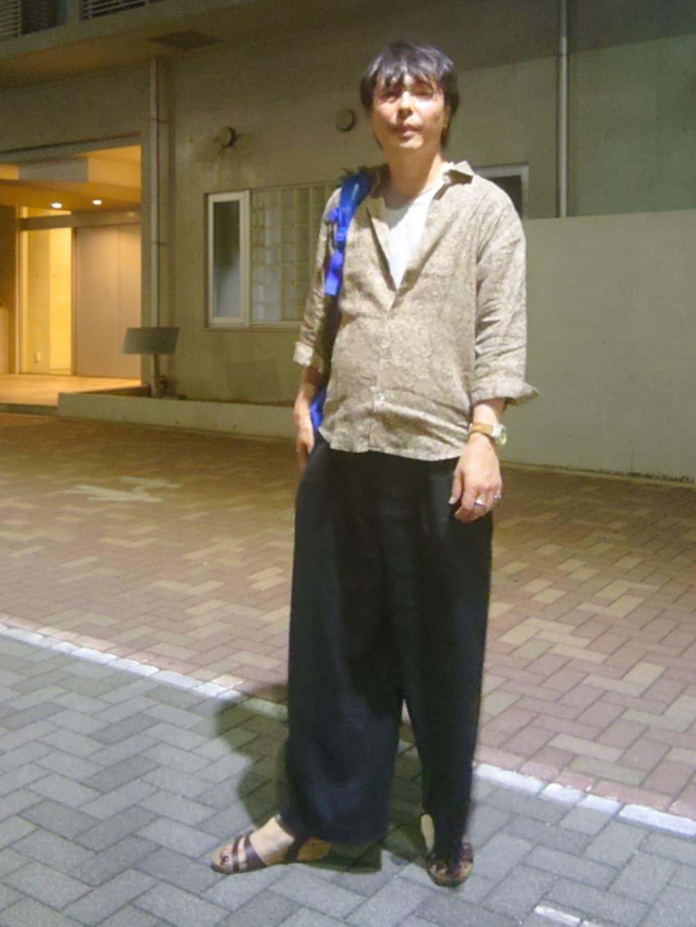 グレー系のデニムパンツを着用したメンズの秋コーディネートの3枚目の写真