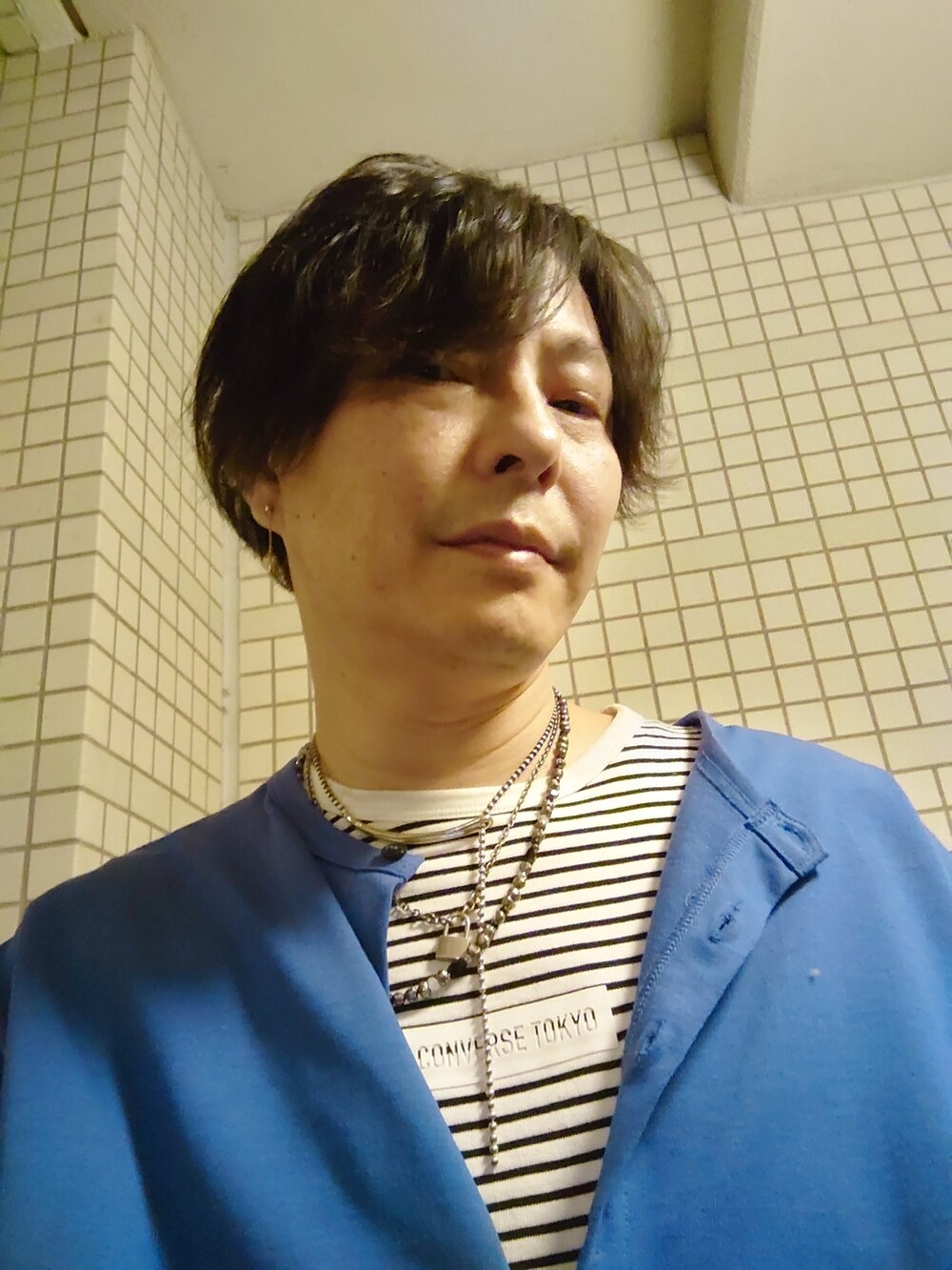 ブルー系のカーディガン/ボレロ、ホワイト系のデニムパンツ、ブルー系のスニーカーを着用したメンズの春コーディネートの3枚目の写真