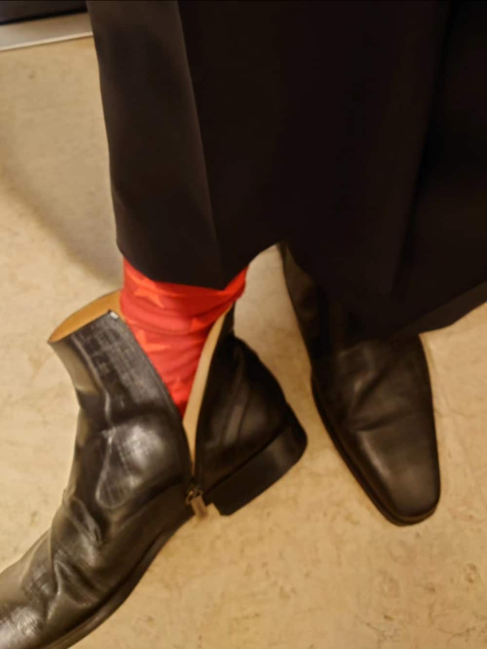 ブルー系のセットアップ、ブラック系のブーツを着用したメンズの秋コーディネートの3枚目の写真