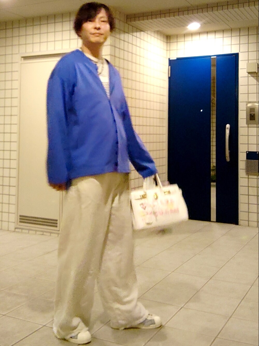 ブルー系のカーディガン/ボレロ、ホワイト系のデニムパンツ、ブルー系のスニーカーを着用したメンズの春コーディネートの2枚目の写真