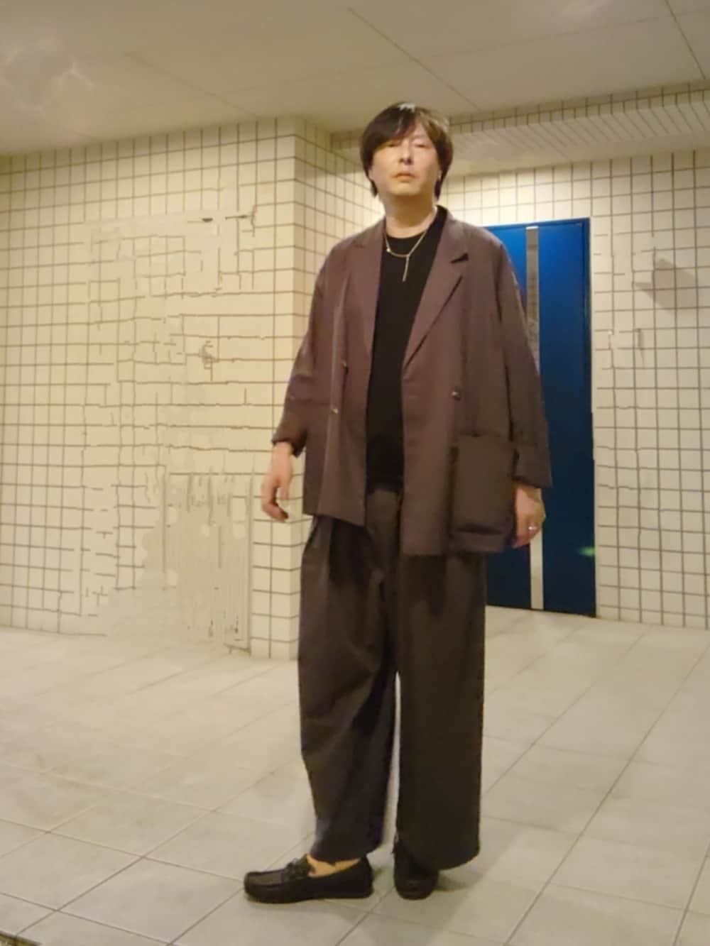 グレー系のその他パンツ、グレー系のテーラードジャケット、ブラック系のTシャツ/カットソーを着用したメンズの夏コーディネートの2枚目の写真