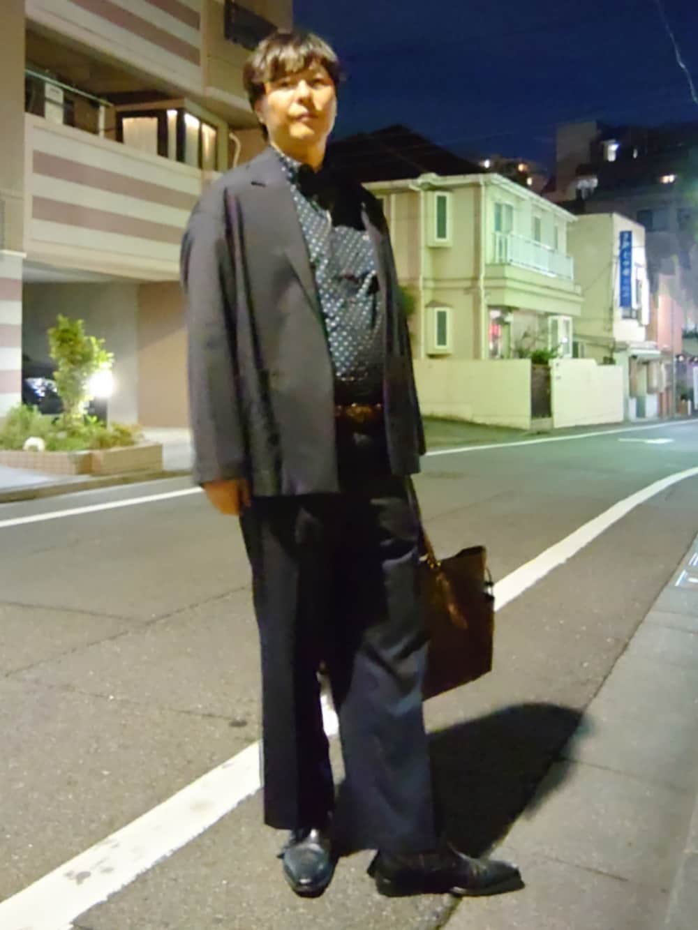 ブルー系のセットアップ、ブラック系のブーツを着用したメンズの秋コーディネートの2枚目の写真