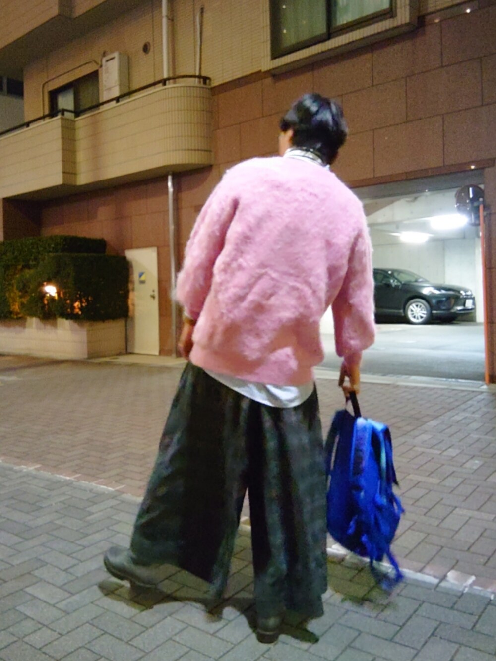 ピンク系のカーディガン/ボレロ、グレー系のその他パンツ、グレー系のブーツを着用したメンズの秋コーディネートの5枚目の写真