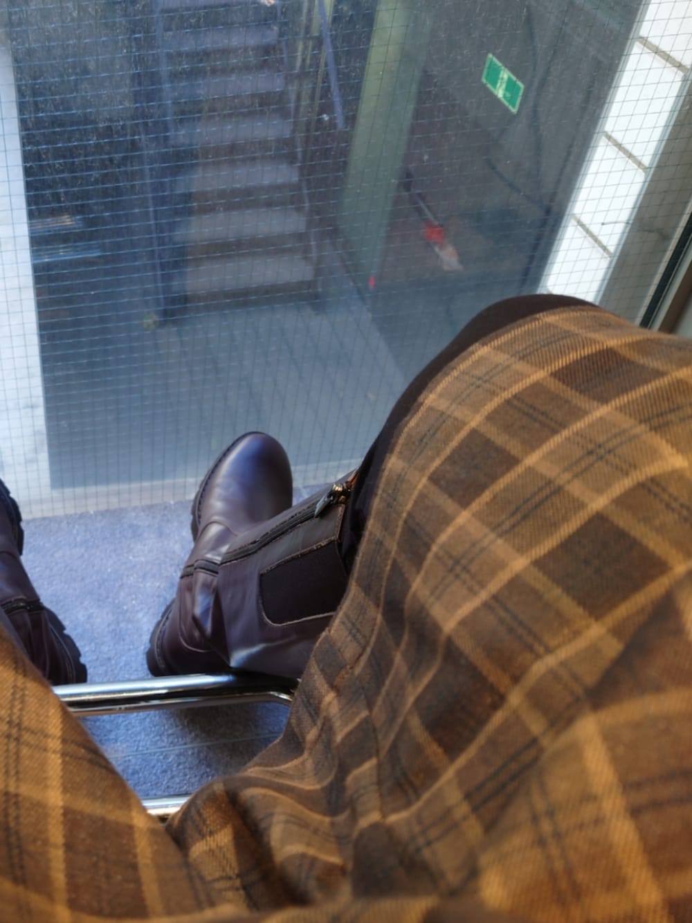 ブラウン系のカーディガン/ボレロ、ブラウン系のパンツ、ブラウン系のブーツを着用したメンズの冬コーディネートの5枚目の写真