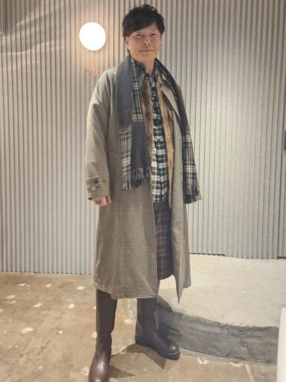 ブラウン系のカーディガン/ボレロ、ブラウン系のパンツ、ブラウン系のブーツを着用したメンズの冬コーディネートの3枚目の写真