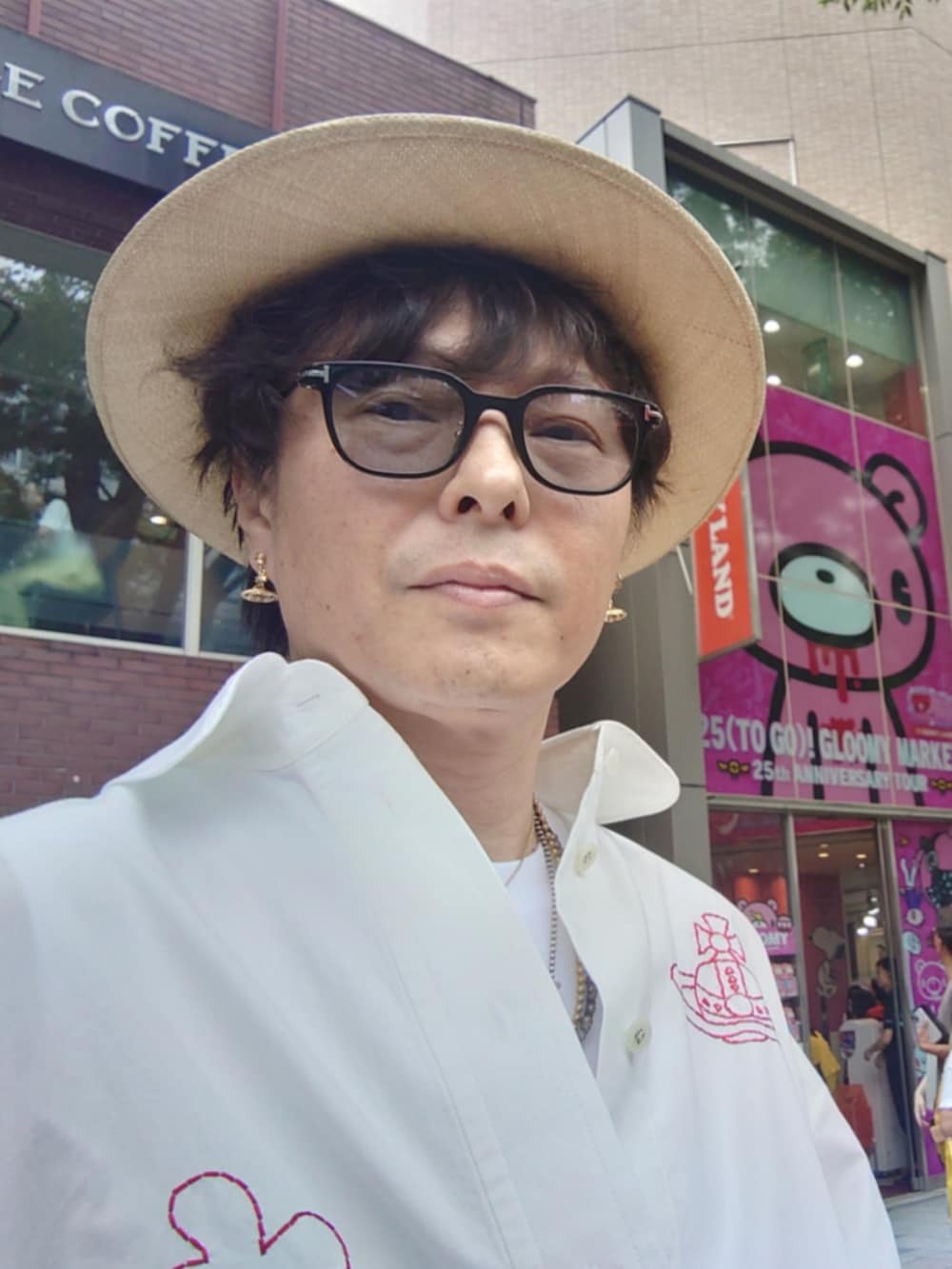 ホワイト系のシャツ/ブラウス、その他のその他パンツ、ブラック系のその他シューズを着用したメンズの夏コーディネートの3枚目の写真