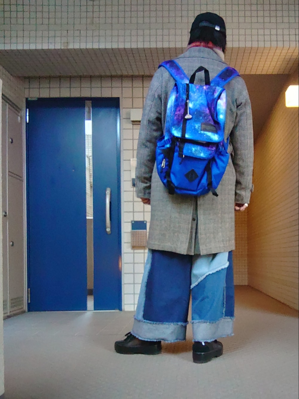 ブルー系のデニムパンツ、ブラック系のスニーカーを着用したメンズの冬コーディネートの3枚目の写真