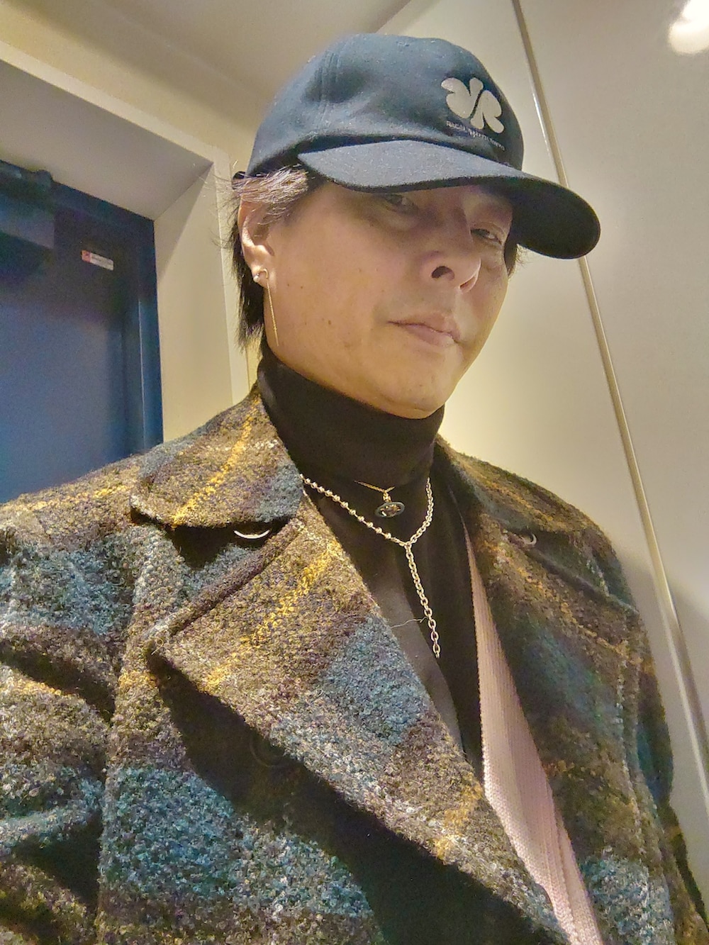 ブラック系のブーツ、ブルー系のデニムパンツ、グリーン系のピーコートを着用したメンズの冬コーディネートの4枚目の写真