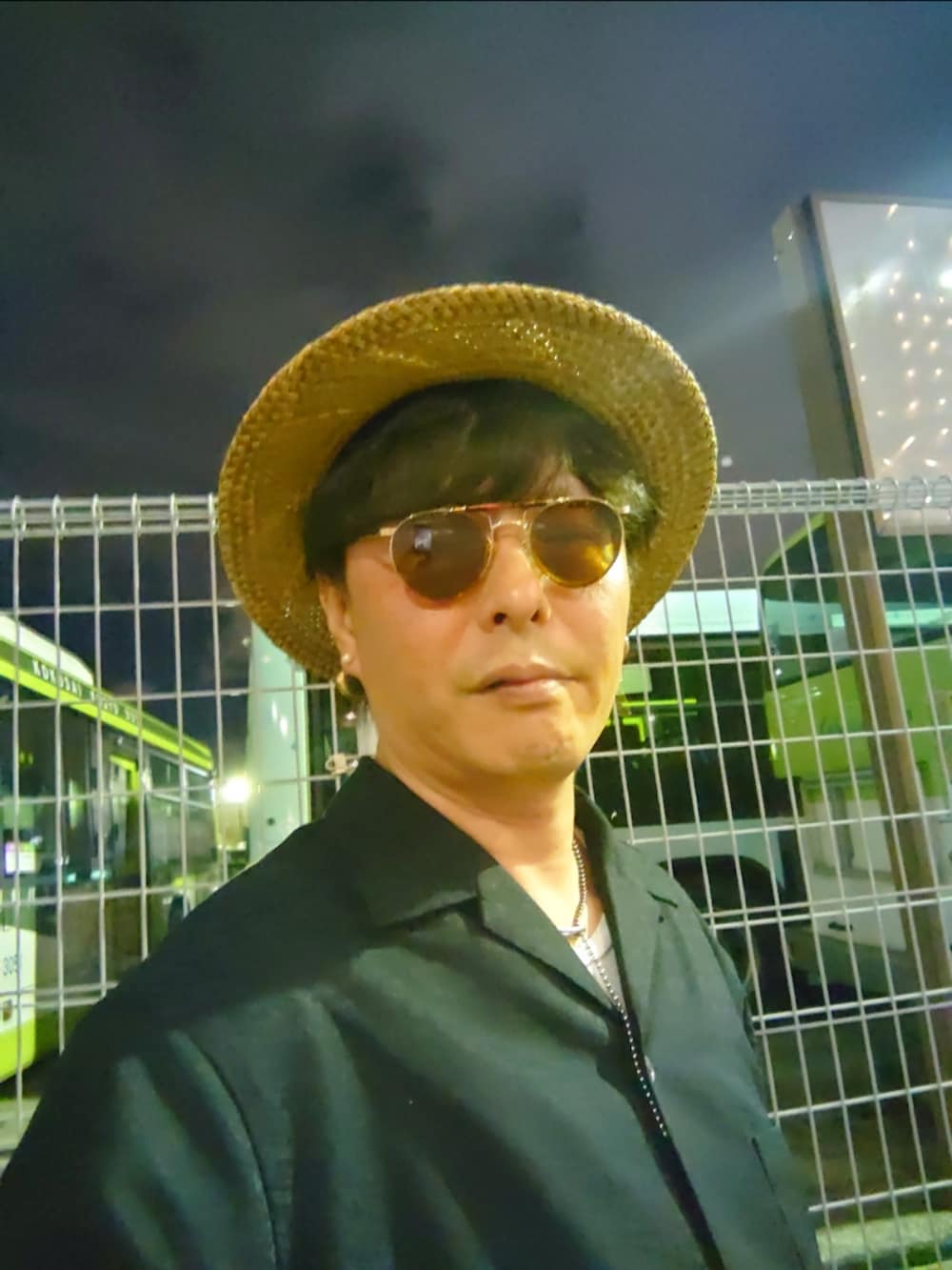 グレー系のサンダル、ブラック系のシャツ/ブラウス、ブラック系のその他パンツを着用したメンズの夏コーディネートの3枚目の写真