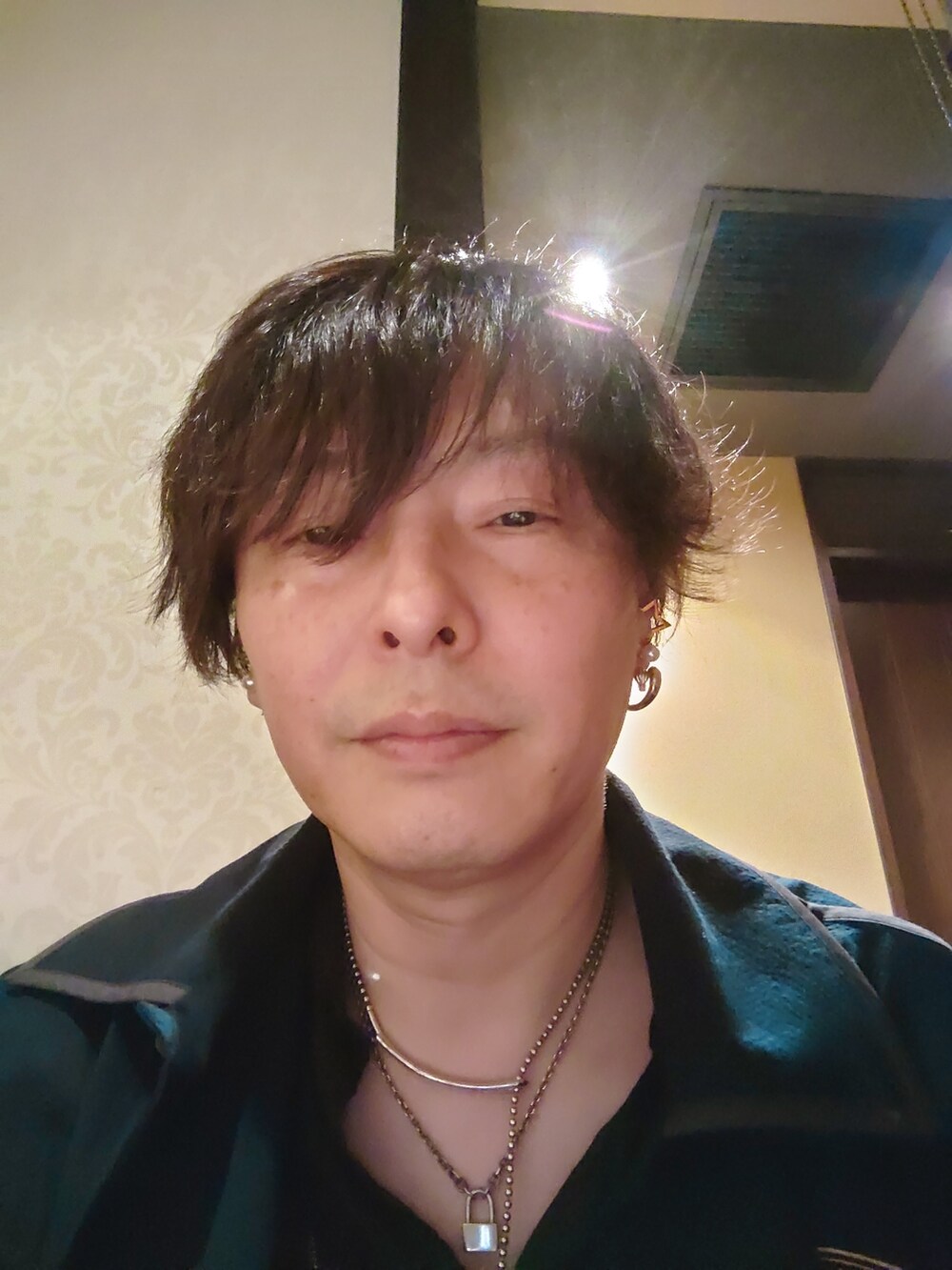 グレー系のスラックス、ブルー系のその他アウター、ホワイト系のスニーカーを着用したメンズの春コーディネートの4枚目の写真