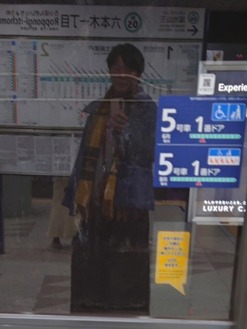 ブラック系のブーツ、グレー系のその他パンツ、ブルー系のステンカラーコートを着用したメンズの冬コーディネートの3枚目の写真