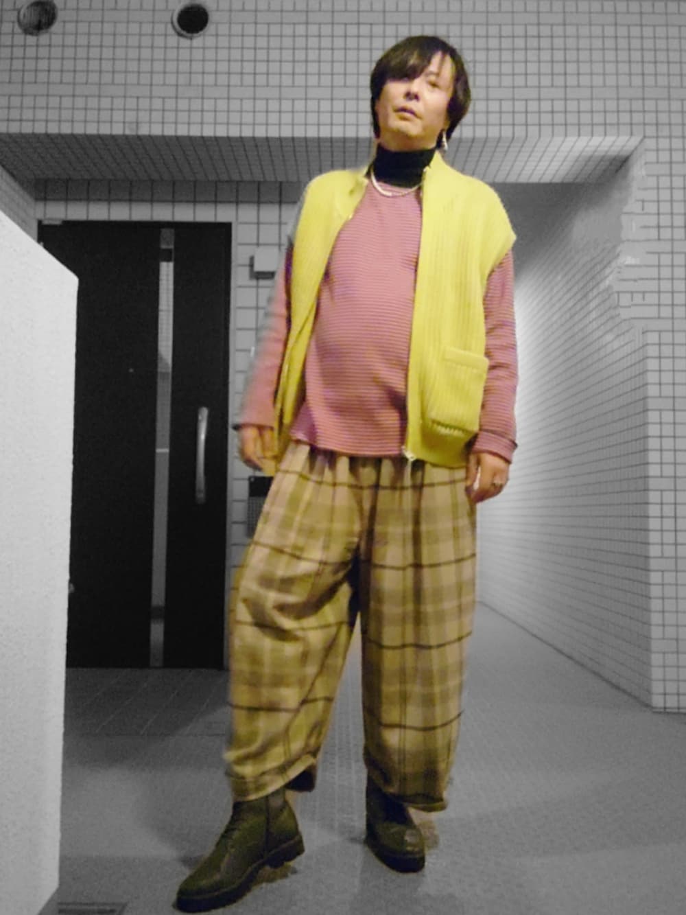 イエロー系のベスト、ピンク系のTシャツ/カットソー、ベージュ系のその他パンツを着用したメンズの冬コーディネートの4枚目の写真