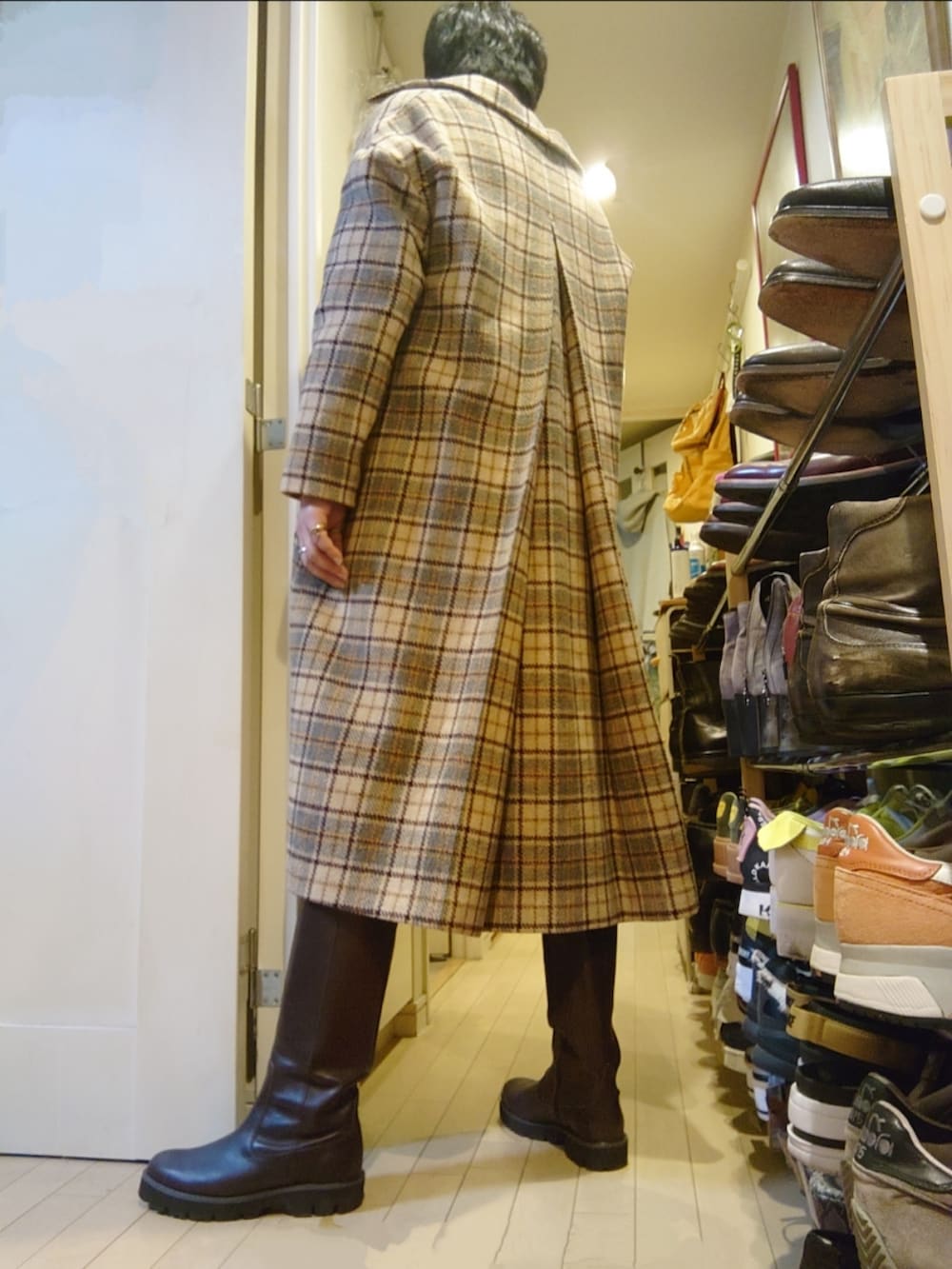 グレー系のスウェット、ブラウン系のブーツ、ブラウン系のパンツを着用したメンズの冬コーディネートの2枚目の写真