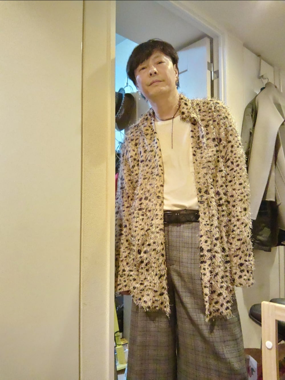 ベージュ系のダウンジャケット/コート、ベージュ系のシャツ/ブラウス、グレー系のその他パンツを着用したメンズの冬コーディネートの3枚目の写真