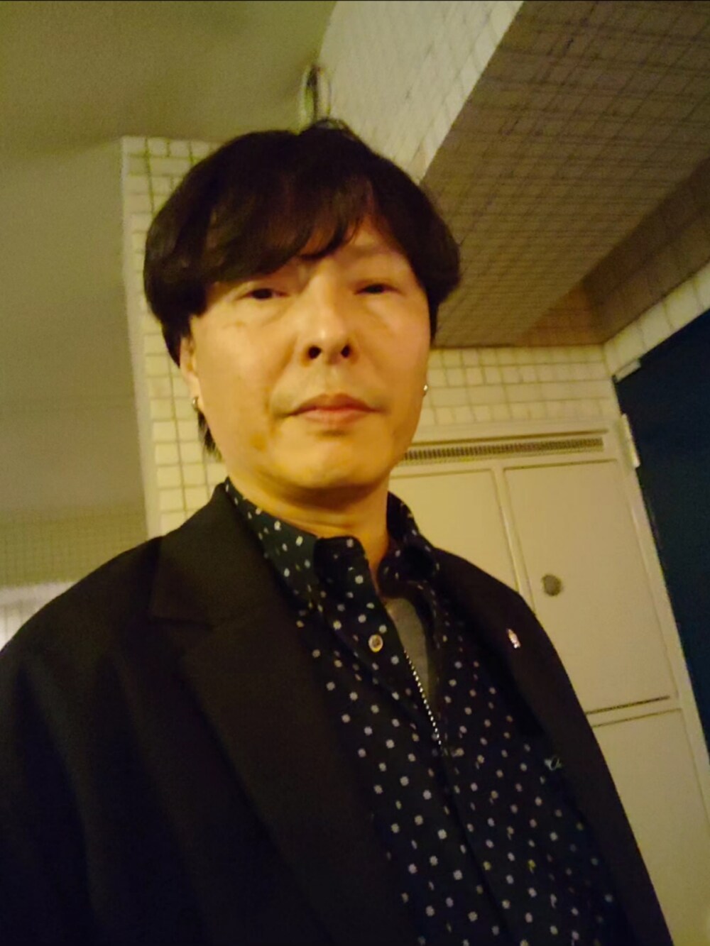 ブルー系のセットアップ、ブラック系のブーツを着用したメンズの秋コーディネートの4枚目の写真