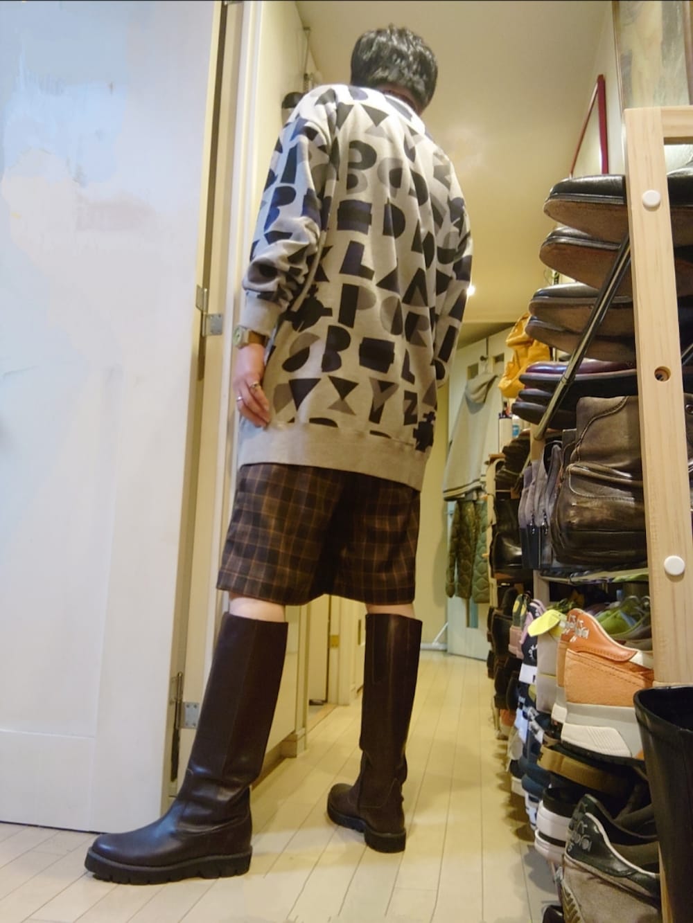 グレー系のスウェット、ブラウン系のブーツ、ブラウン系のパンツを着用したメンズの冬コーディネートの5枚目の写真