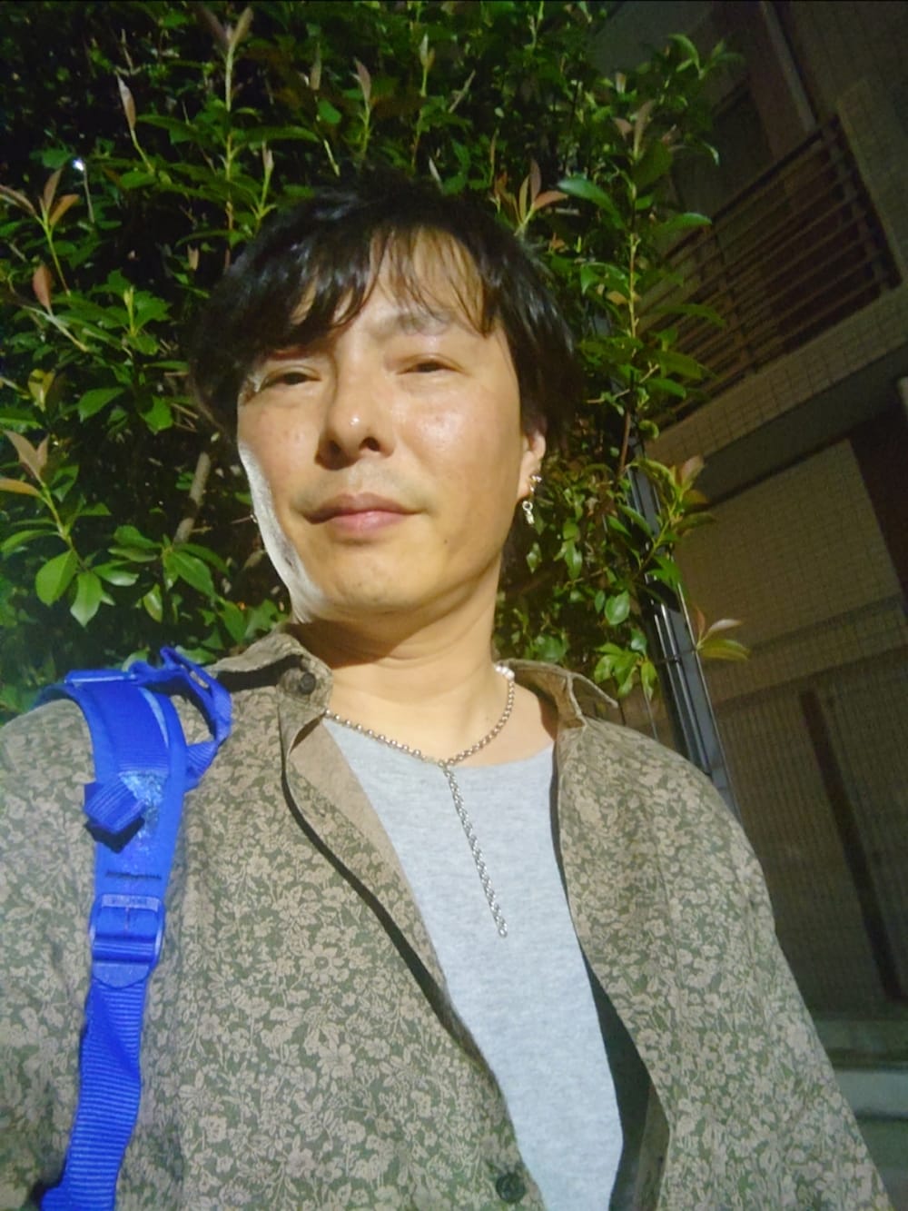 グレー系のデニムパンツを着用したメンズの秋コーディネートの4枚目の写真