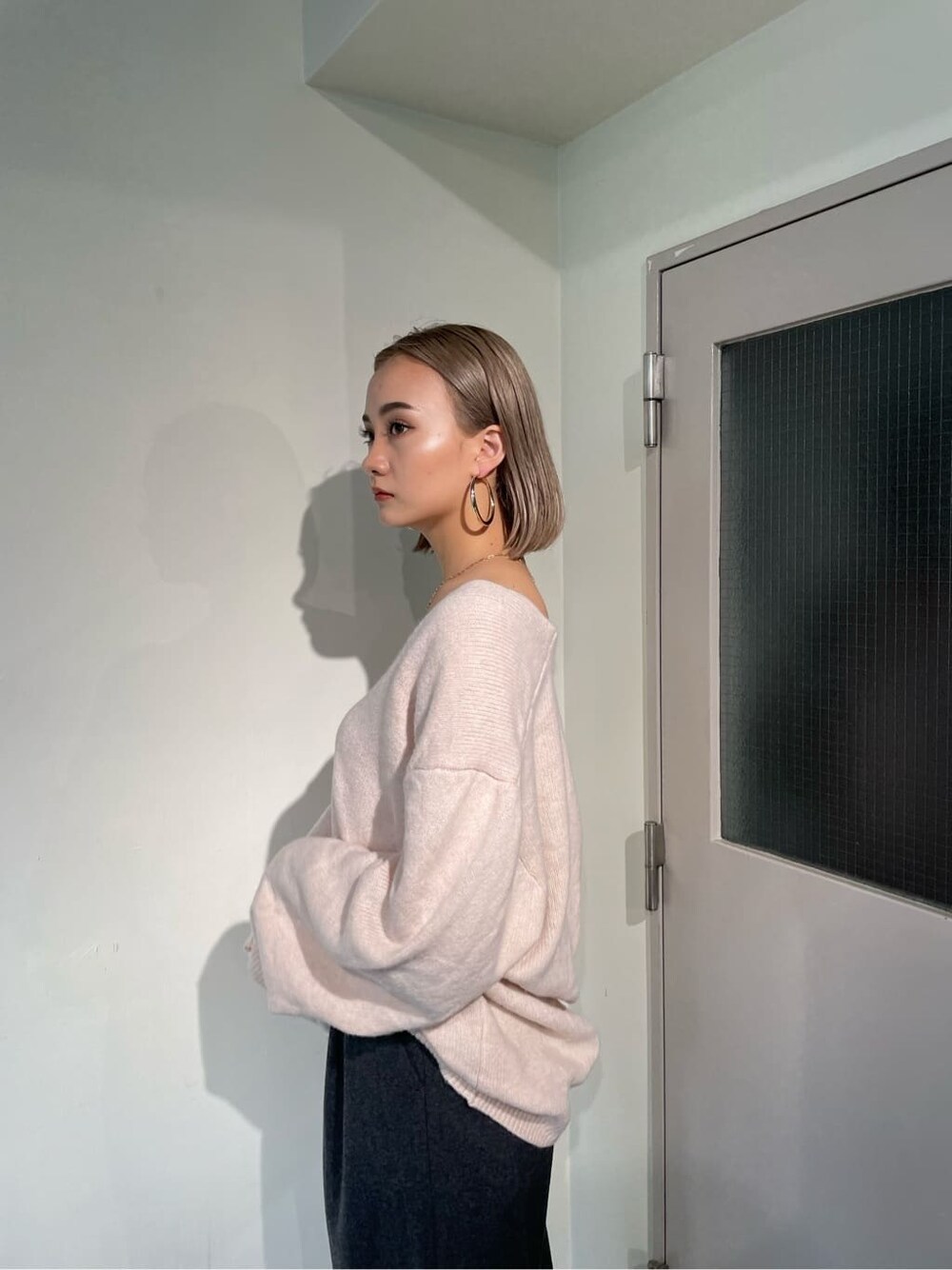 ピンク系のカーディガン/ボレロを着用したレディースの秋コーディネートの3枚目の写真