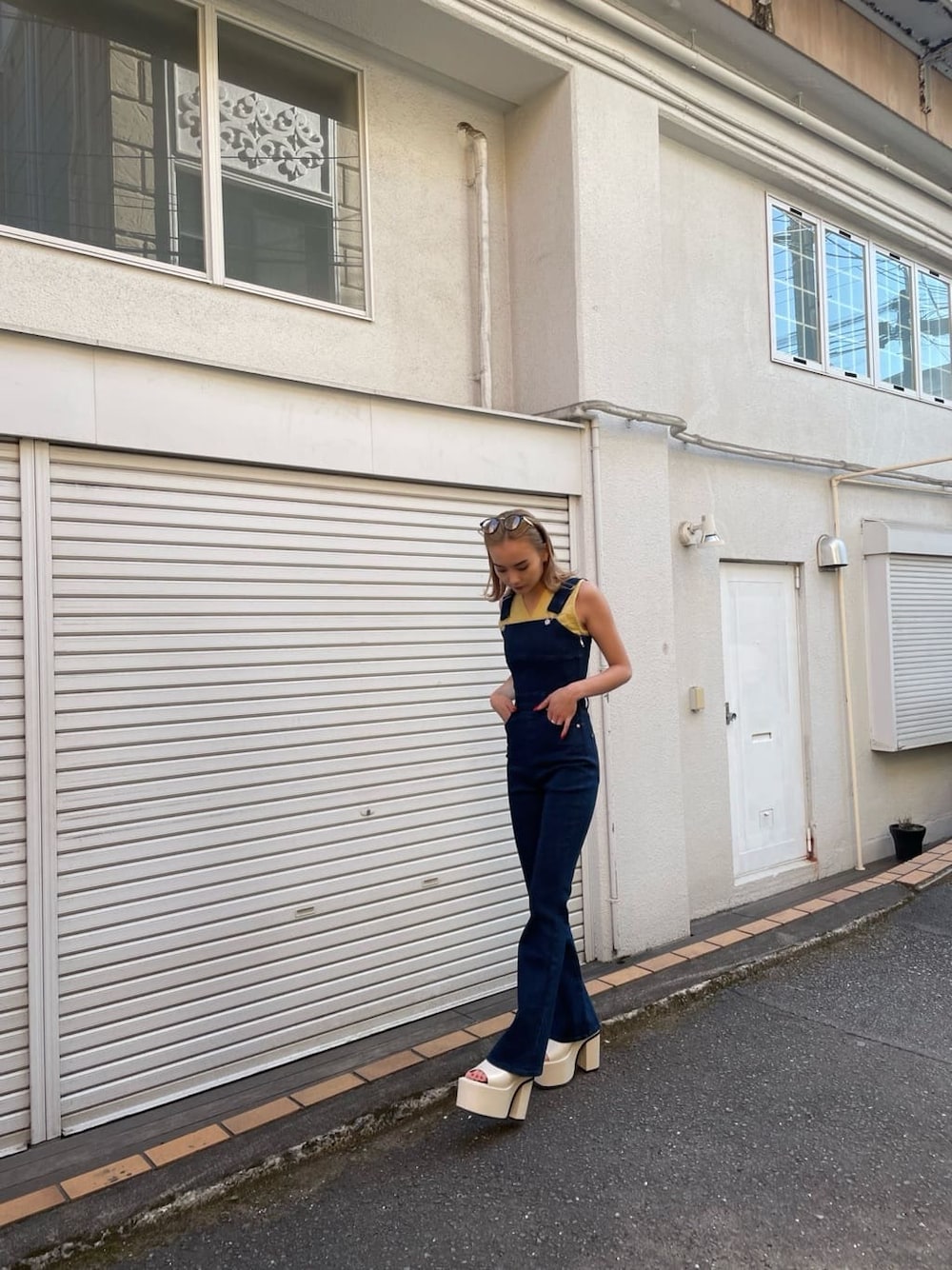 ブルー系のサロペット/オーバーオールを着用したレディースの夏コーディネートの2枚目の写真