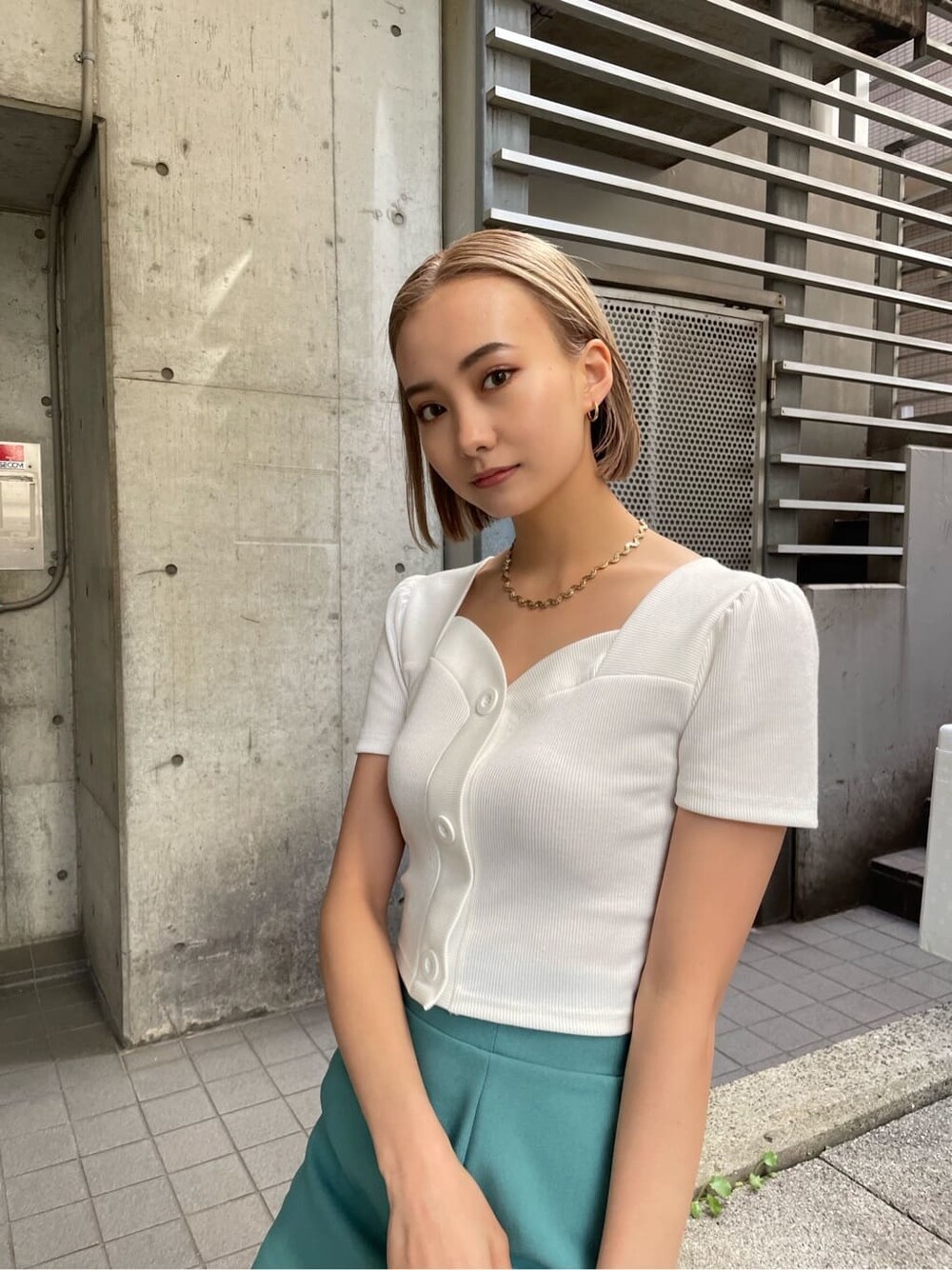 ホワイト系のTシャツ/カットソーを着用したレディースの夏コーディネートの3枚目の写真