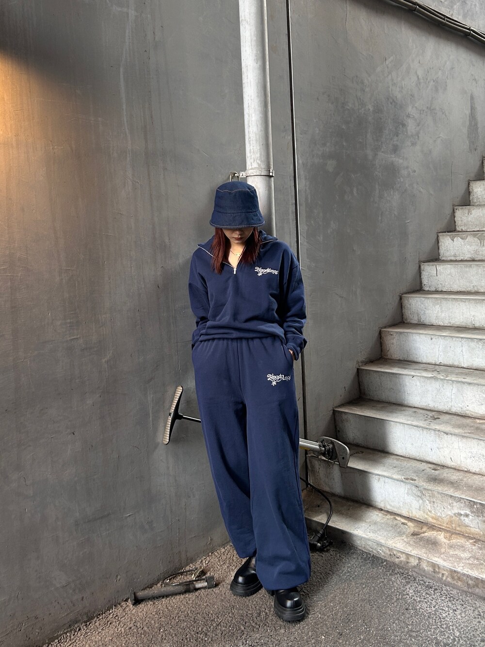 ブルー系のTシャツ/カットソー、ブルー系のTシャツ/カットソー、ブラック系のローファーを着用したレディースの冬コーディネートの2枚目の写真