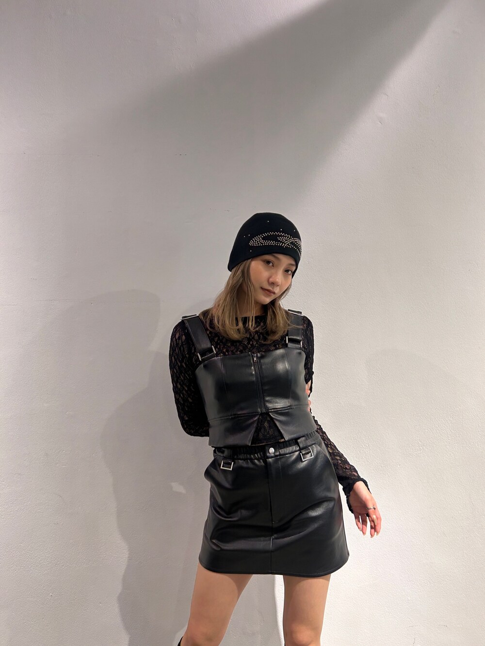 ブラック系のスカート、その他のブーツ、ブラック系のブルゾンを着用したレディースの冬コーディネートの4枚目の写真