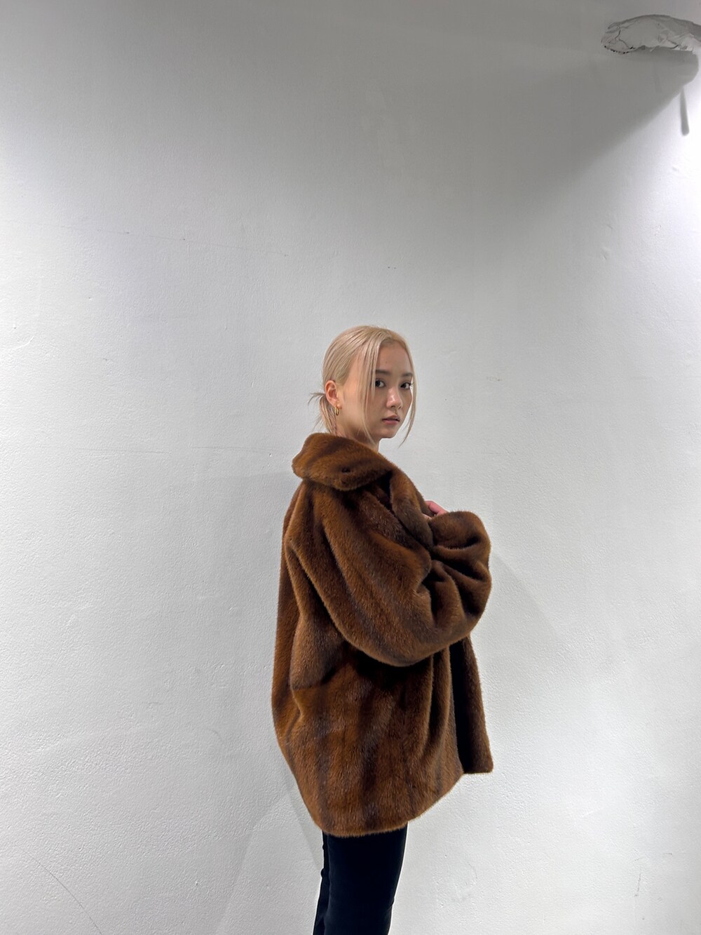 ブラウン系のその他アウター、ブラック系のデニムパンツ、ブラック系のブーツを着用したレディースの秋コーディネートの3枚目の写真