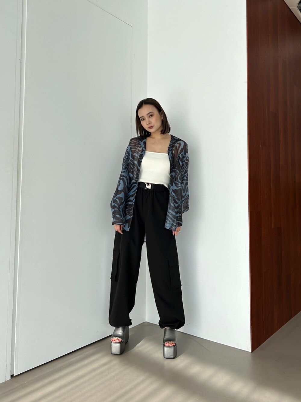 ブラック系のカーゴパンツ、シルバー系のサンダル、ブルー系のシャツ/ブラウスを着用したレディースの冬コーディネートの2枚目の写真