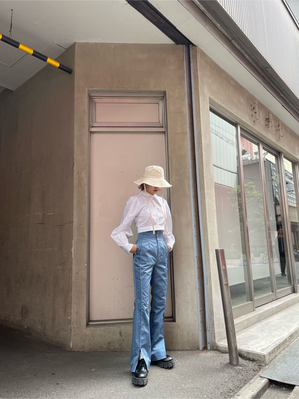 ブルー系のその他パンツ、ホワイト系のシャツ/ブラウス、ホワイト系のハットを着用したレディースの春コーディネートの4枚目の写真