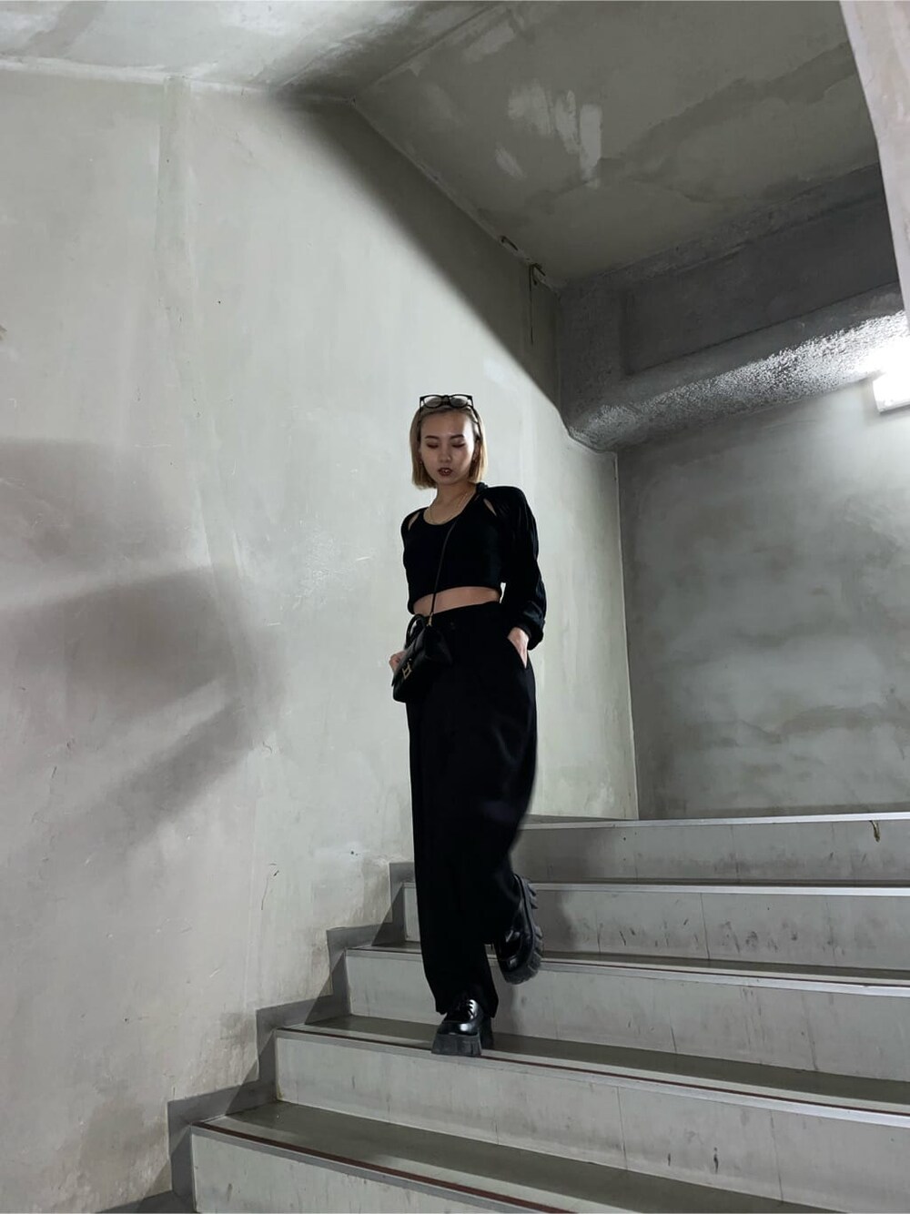 ブラック系のその他パンツ、ブラック系のニット/セーターを着用したレディースの春コーディネートの3枚目の写真