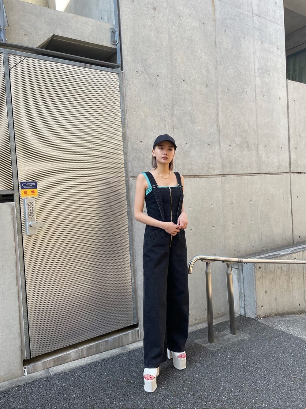 ホワイト系のつなぎ/オールインワンを着用したレディースの夏コーディネートの3枚目の写真