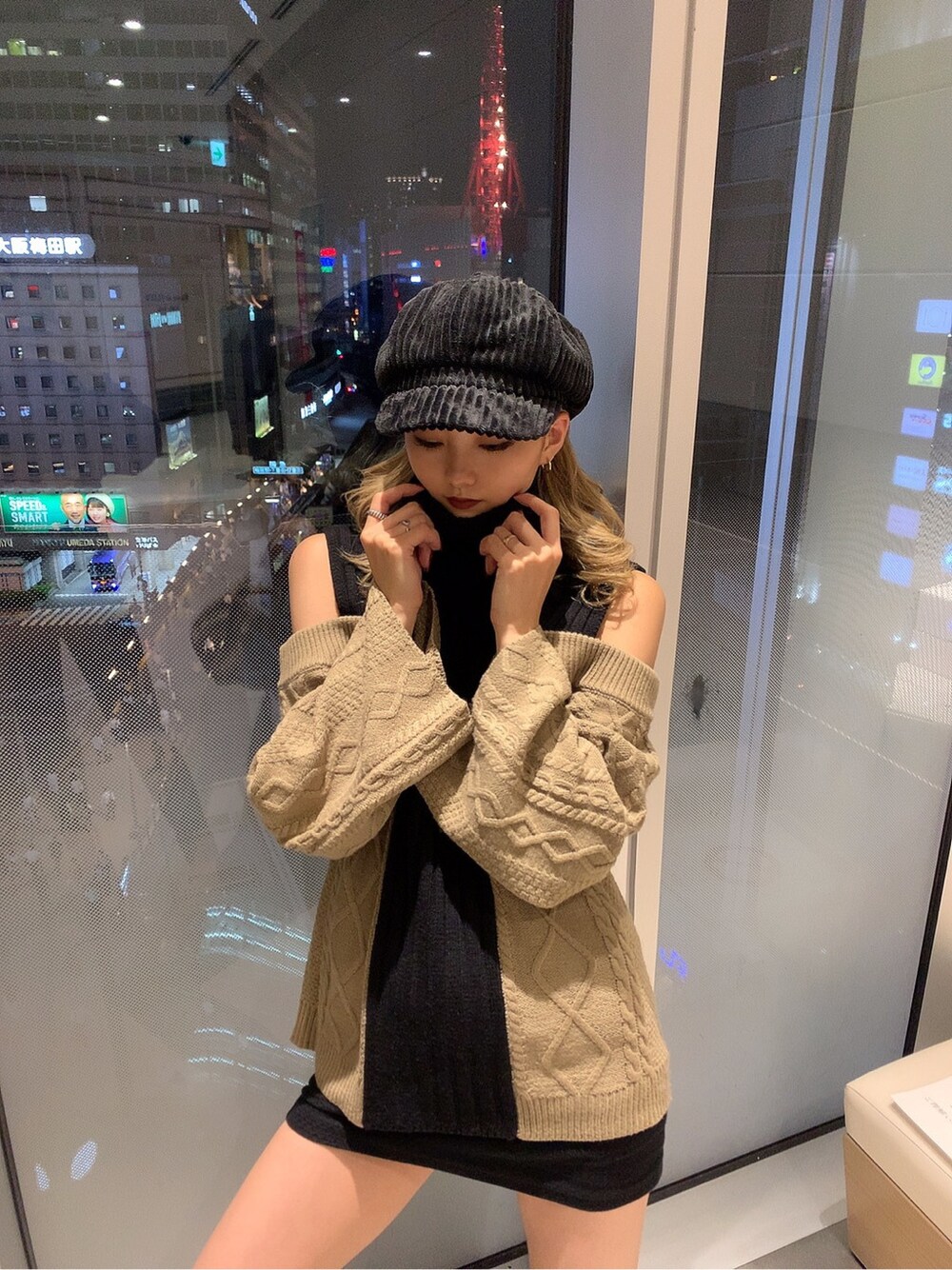 ブラック系のキャスケットを着用したレディースの秋コーディネートの2枚目の写真