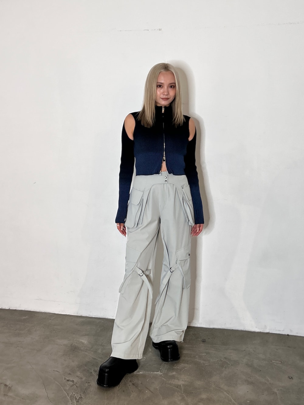 ブラック系のニット/セーター、ブルー系のその他パンツを着用したレディースの冬コーディネートの2枚目の写真