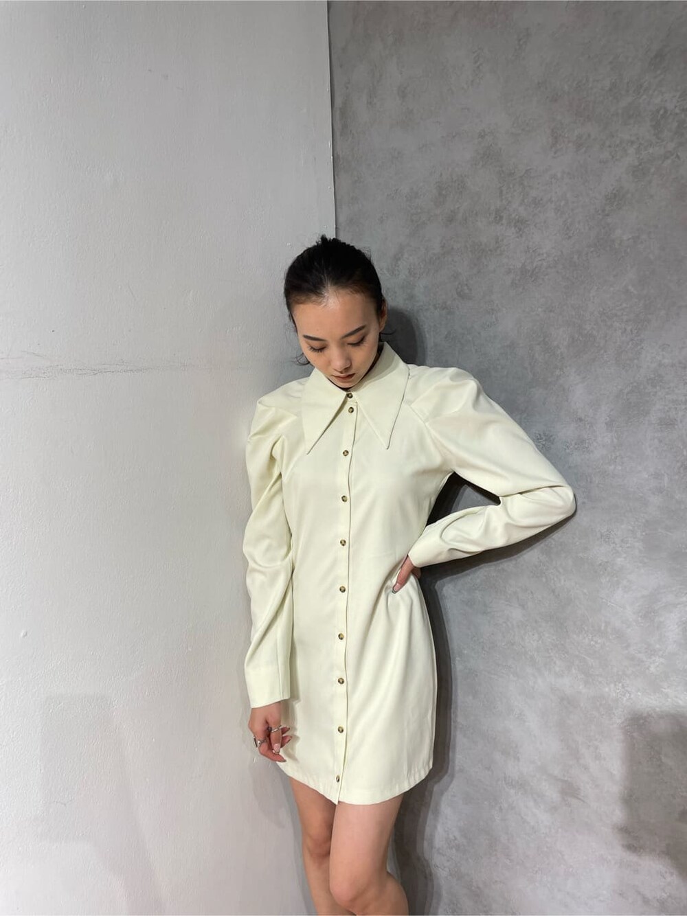 ホワイト系のワンピースを着用したレディースの冬コーディネートの2枚目の写真