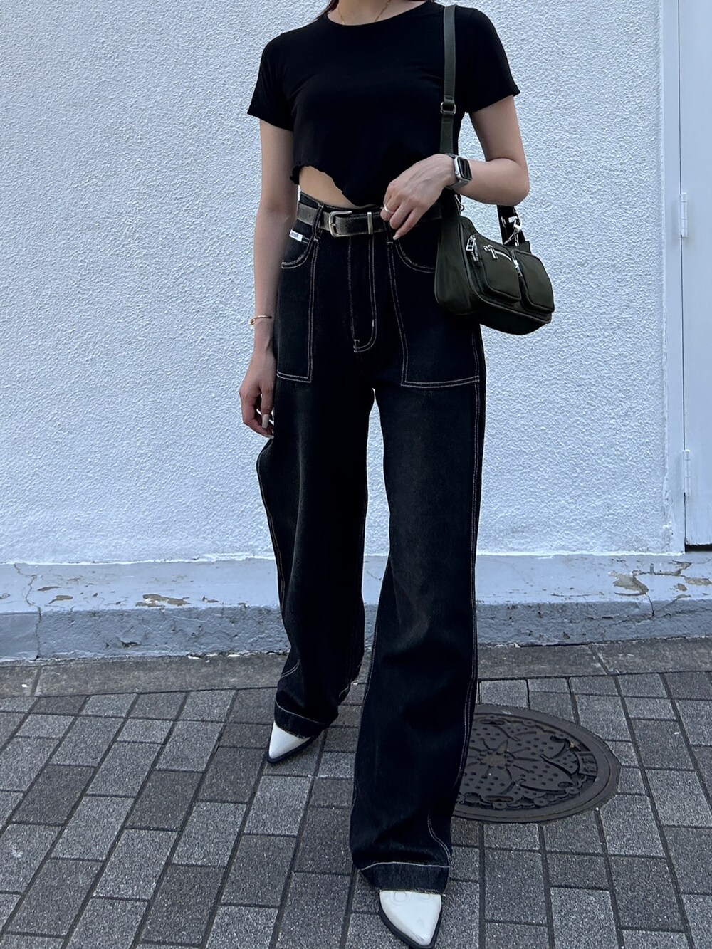 ブラック系のデニムパンツ、ブラック系のTシャツ/カットソーを着用したレディースの夏コーディネートの2枚目の写真