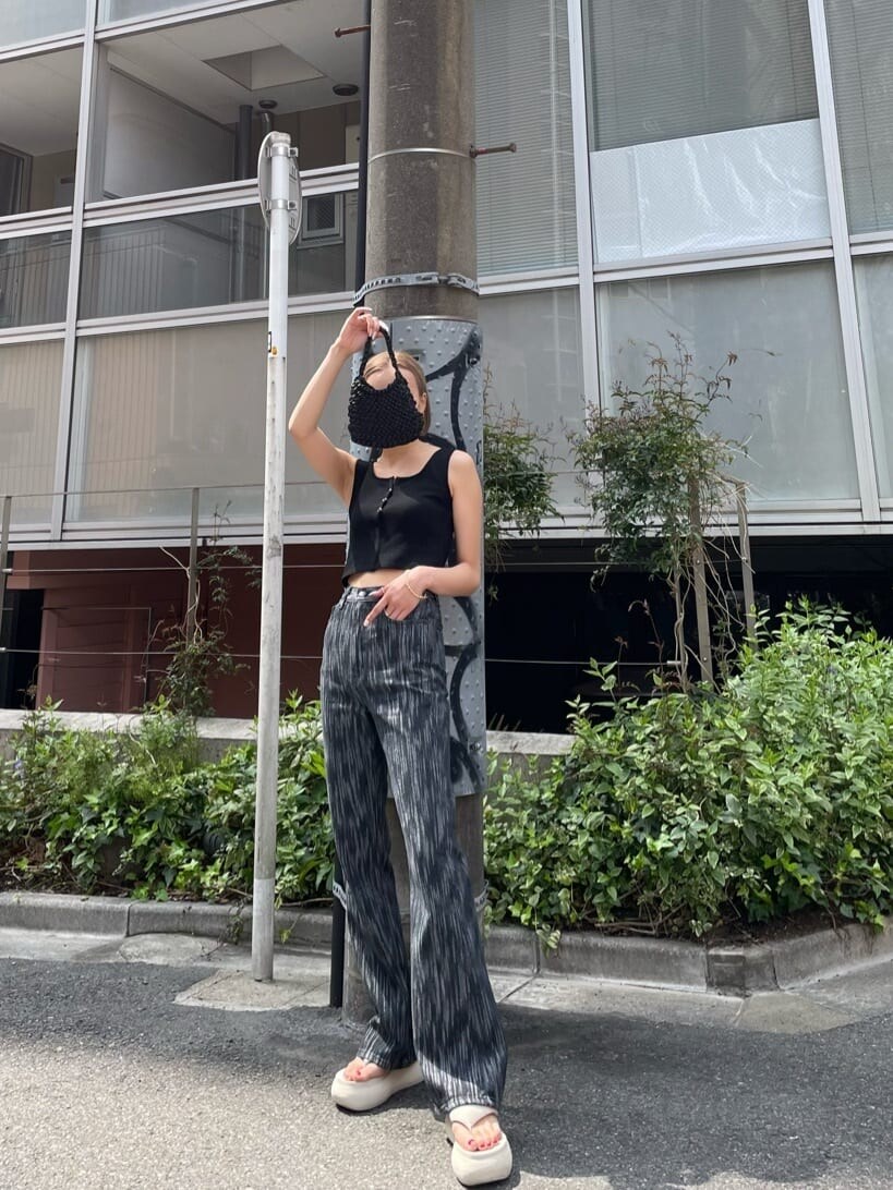 ブラック系のデニムパンツを着用したレディースの春コーディネートの4枚目の写真