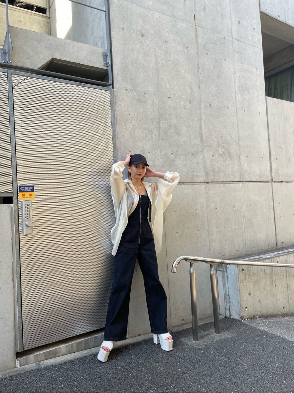 ホワイト系のつなぎ/オールインワンを着用したレディースの夏コーディネートの4枚目の写真