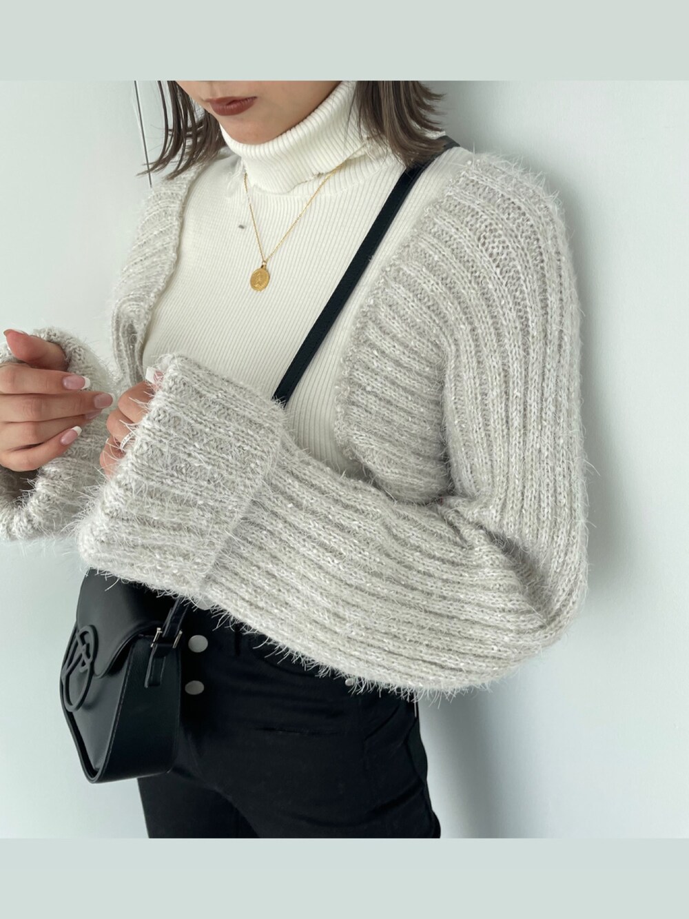 ホワイト系のニット/セーターを着用したレディースの秋コーディネートの2枚目の写真