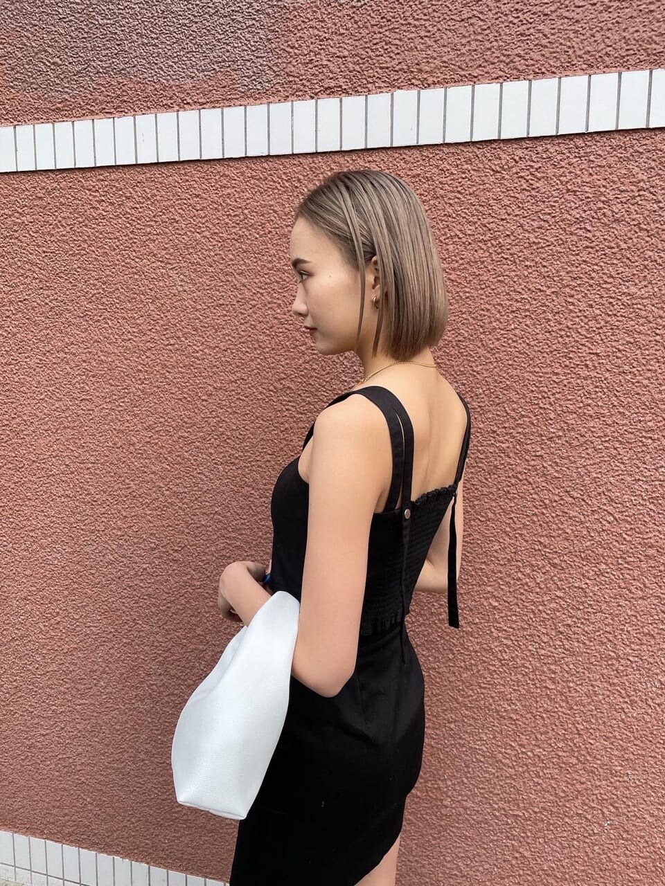 ブラック系のスカート、ブラック系のタンクトップを着用したレディースの春コーディネートの3枚目の写真