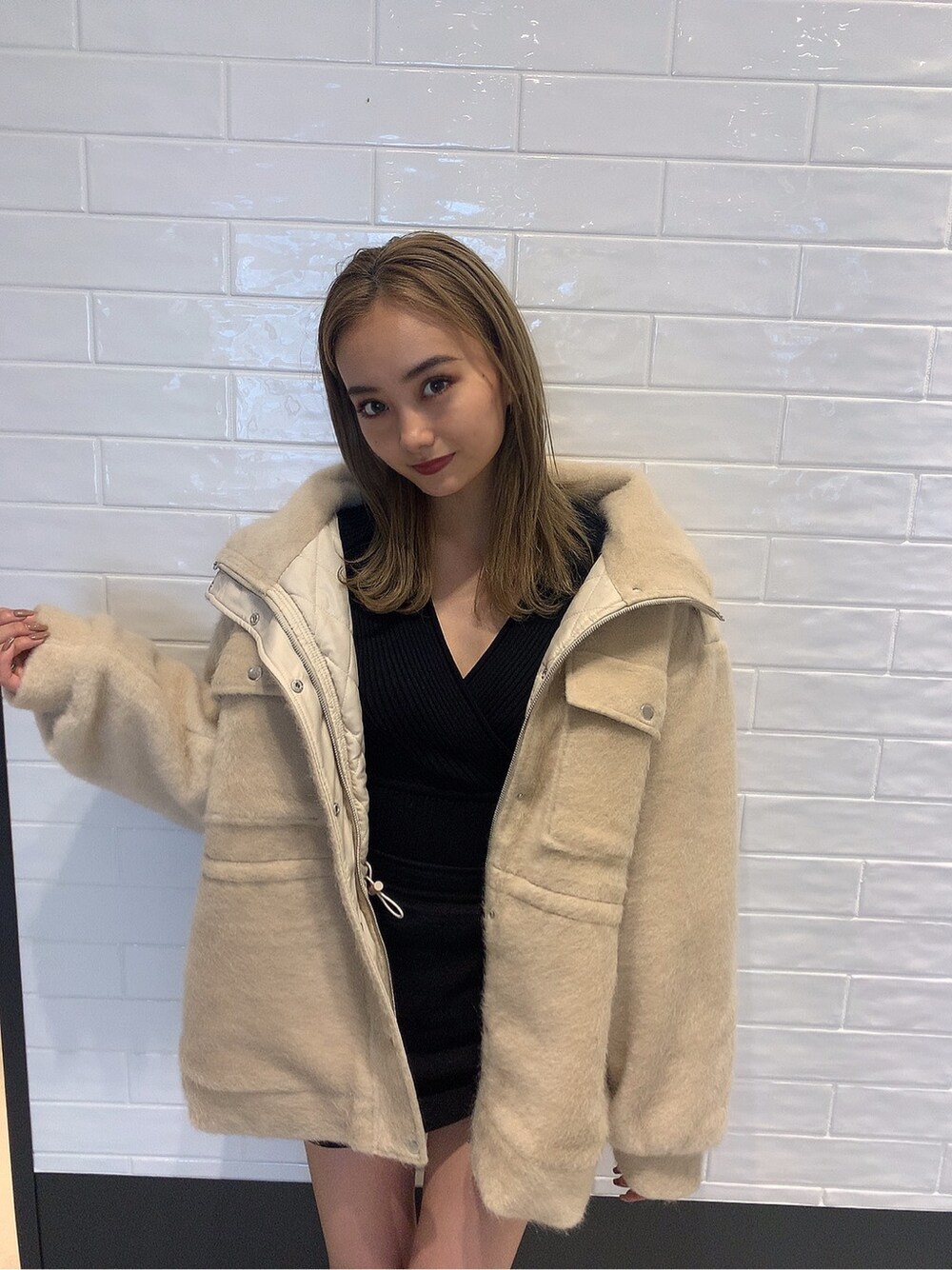 ベージュ系のブルゾンを着用したレディースの秋コーディネートの3枚目の写真