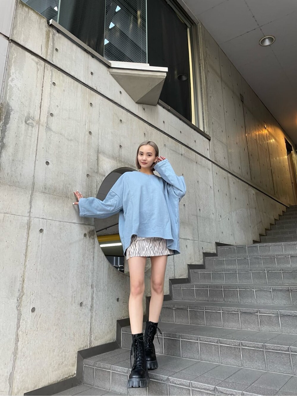 その他のスカート、ブラック系のブーツ、ブルー系のTシャツ/カットソーを着用したレディースの冬コーディネートの3枚目の写真