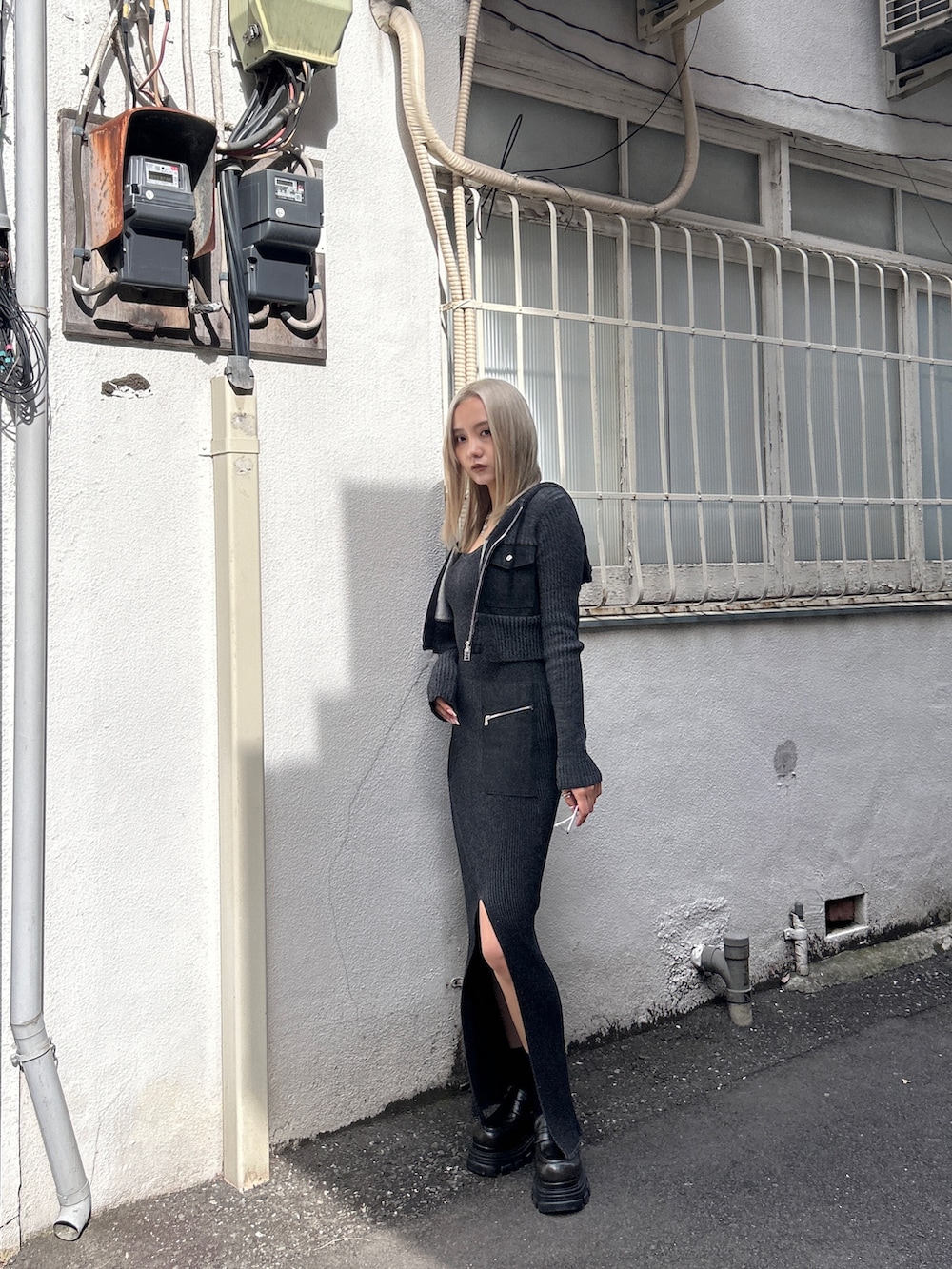 ブラック系のニット/セーター、ブラック系のスカート、ブラック系のブーツを着用したレディースの冬コーディネートの5枚目の写真