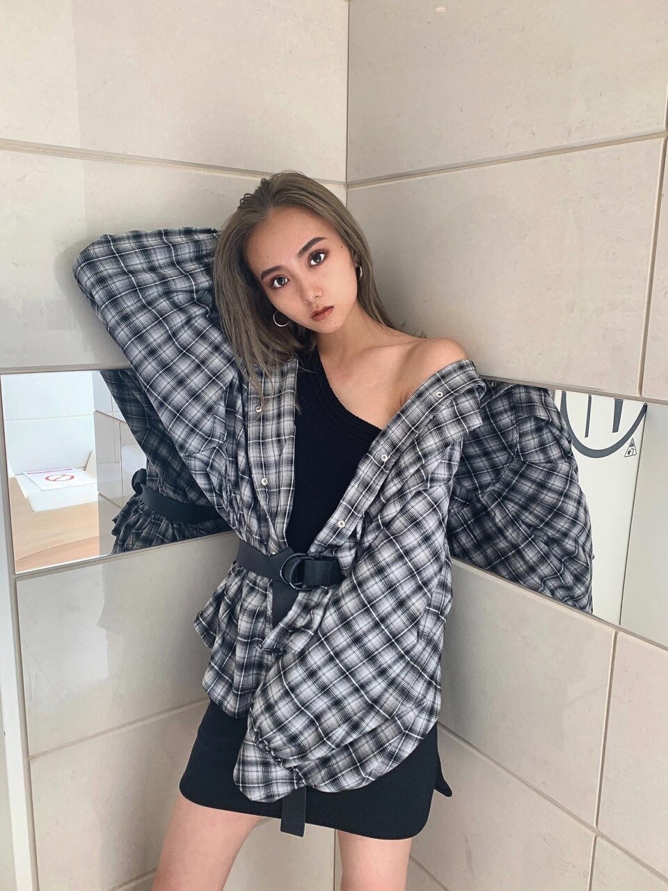 ブラック系のシャツ/ブラウス、ブラック系のニット/セーター、ブラック系のベルトを着用したレディースの夏コーディネートの2枚目の写真