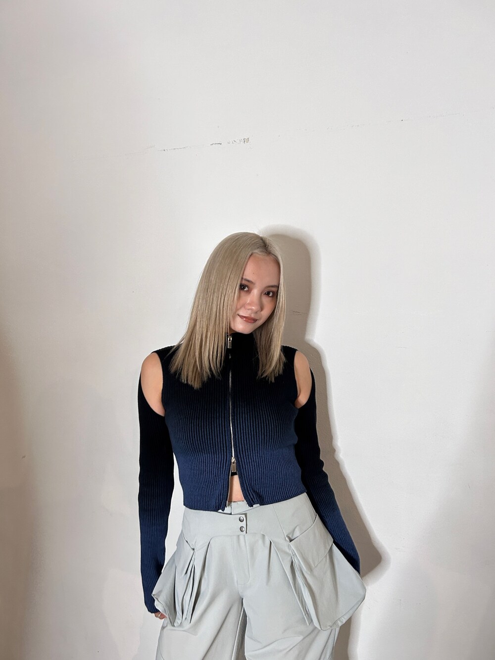 ブラック系のニット/セーター、ブルー系のその他パンツを着用したレディースの冬コーディネートの4枚目の写真