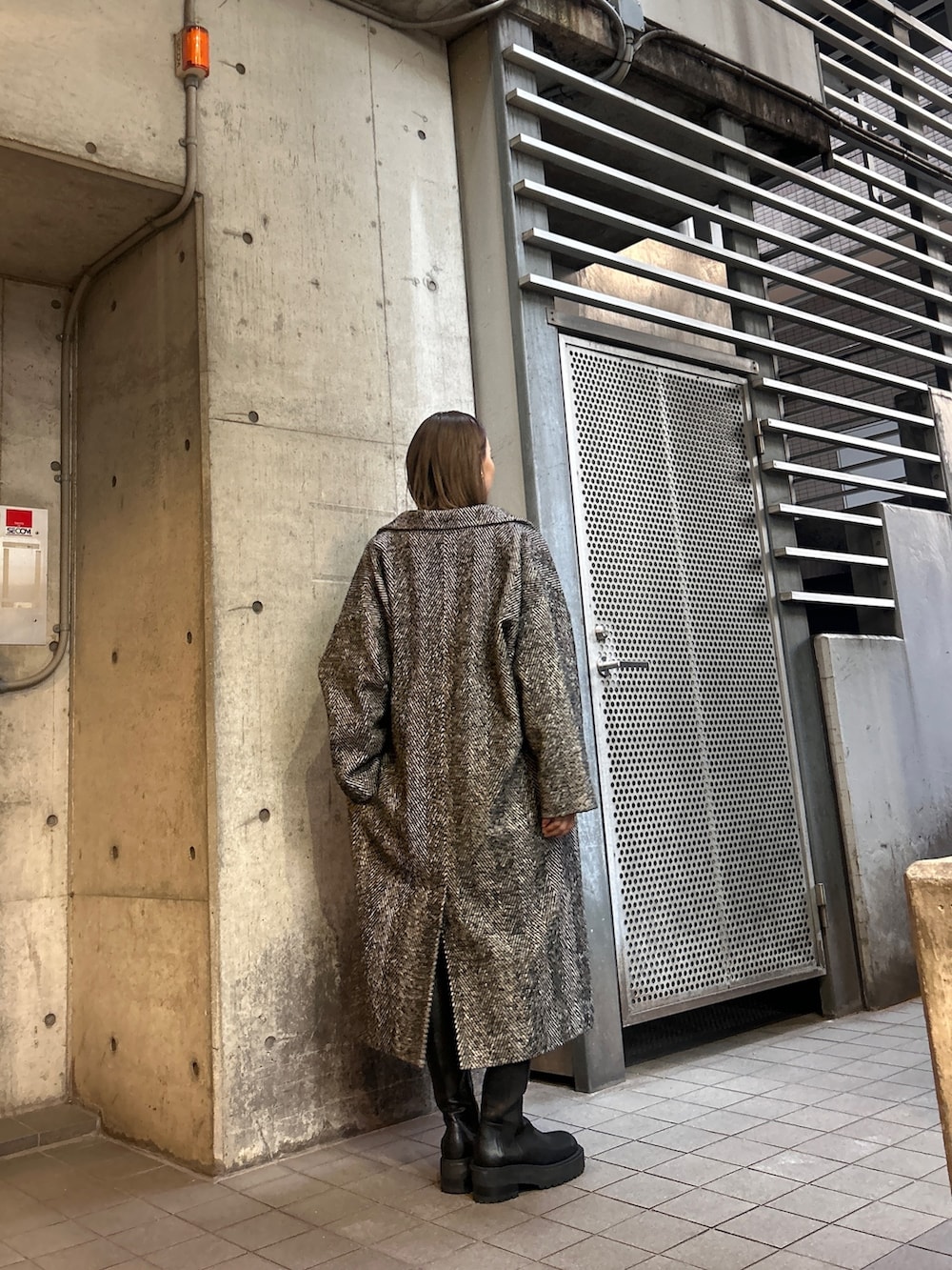 その他のチェスターコート、ブラック系のブーツを着用したレディースの冬コーディネートの2枚目の写真