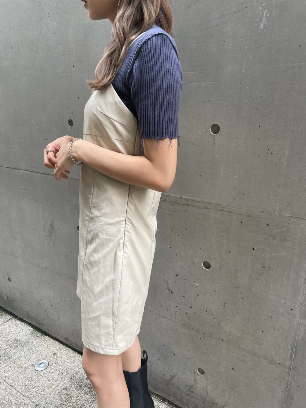 ブルー系のニット/セーター、ホワイト系のワンピースを着用したレディースの夏コーディネートの4枚目の写真