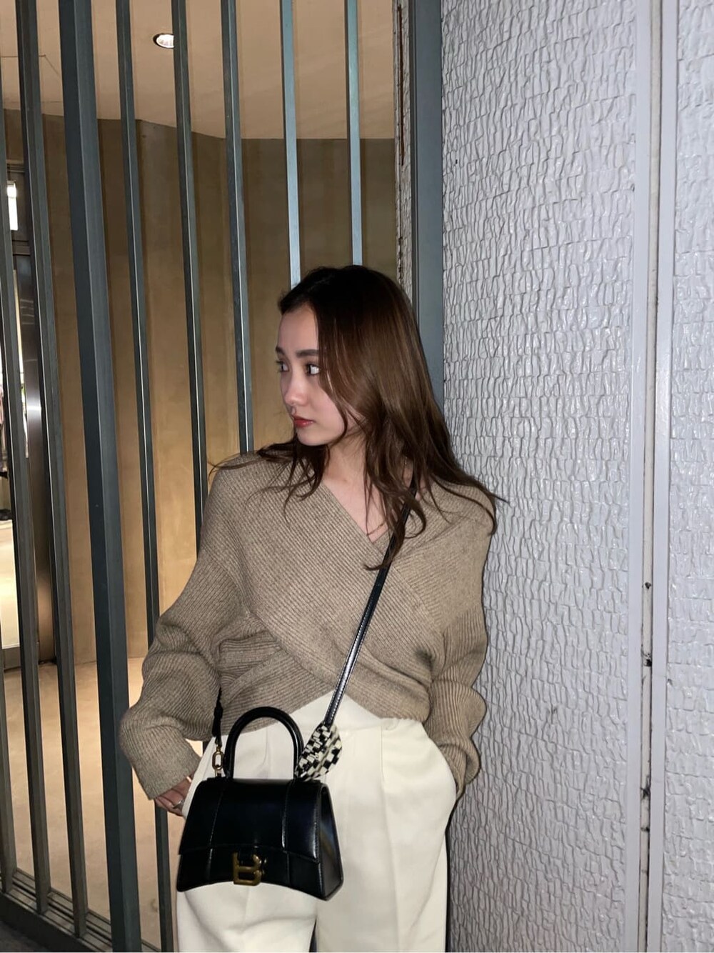 ホワイト系のその他パンツ、ベージュ系のニット/セーターを着用したレディースの冬コーディネートの3枚目の写真