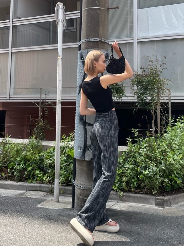 ブラック系のデニムパンツを着用したレディースの春コーディネートの3枚目の写真